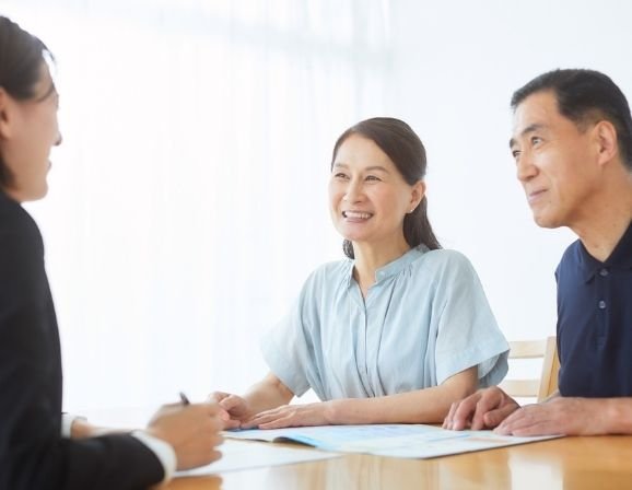 PrimeLife Financial advisor helping client